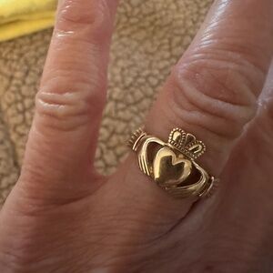 Irish Claddagh ring in 9kt gold.